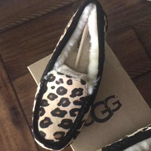 UGG Women's Leopard Slippers - NWT - Picture 2 of 5